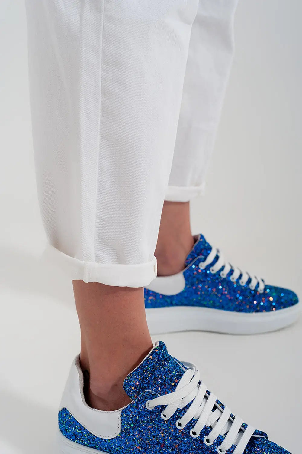 High rise mom jeans with pleat front in white - Colored Jeans