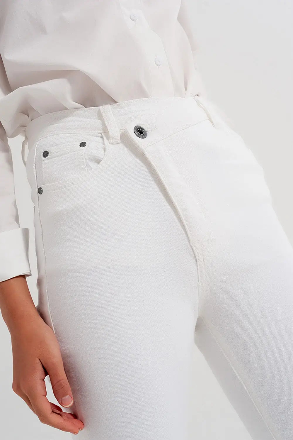 Slim jeans with asymmetric button in cream - Colored Jeans