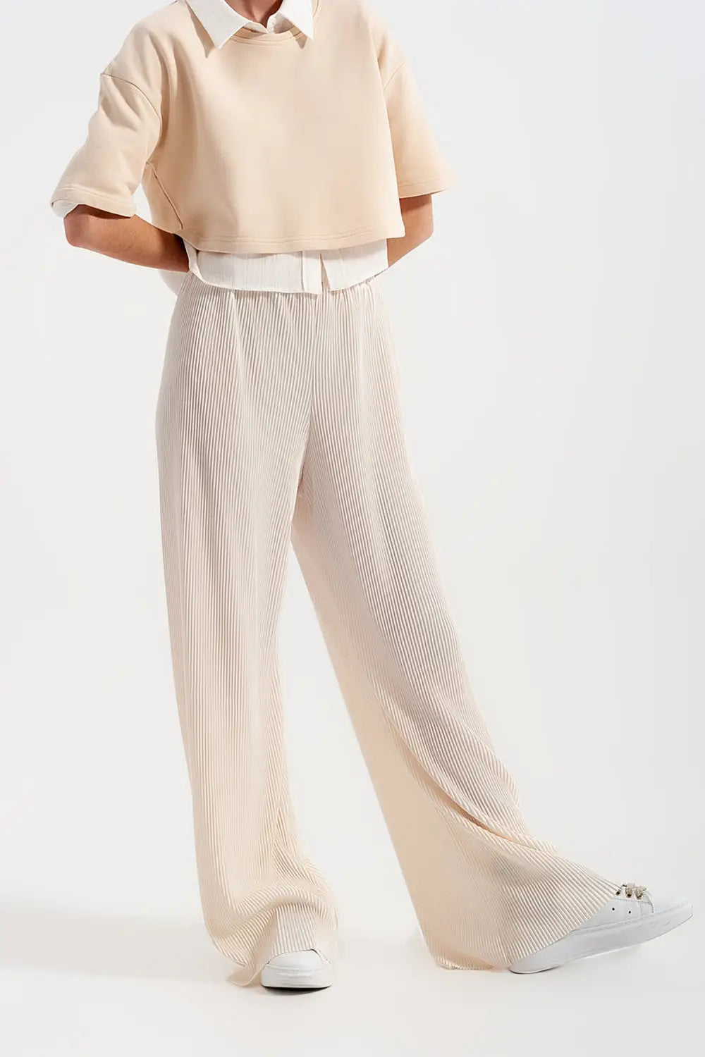 Relaxed wide leg trousers in plisse cream - Pants