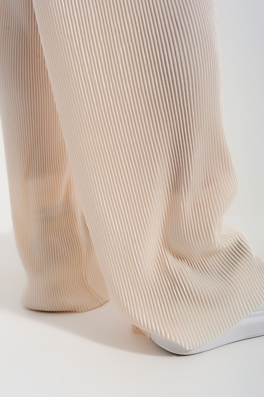 Relaxed wide leg trousers in plisse cream