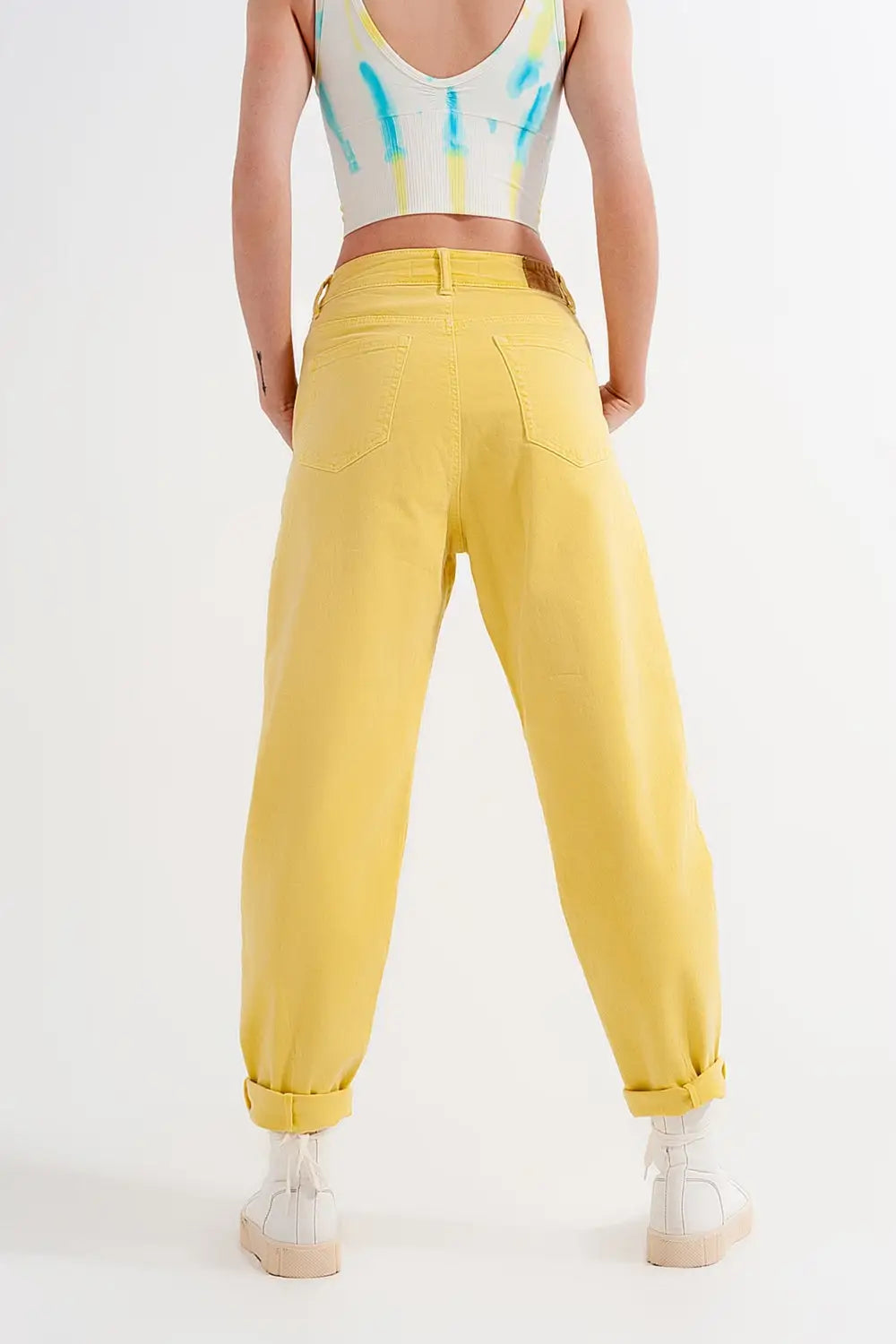 High rise mom jeans with pleat front in yellow - Colored Jeans