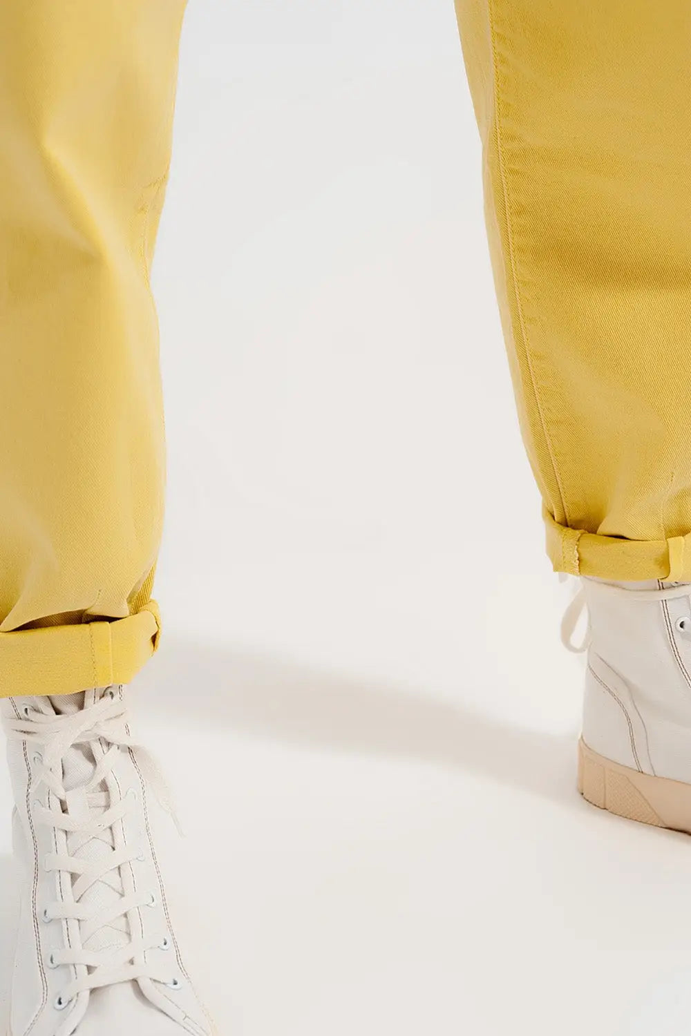High rise mom jeans with pleat front in yellow - Colored Jeans