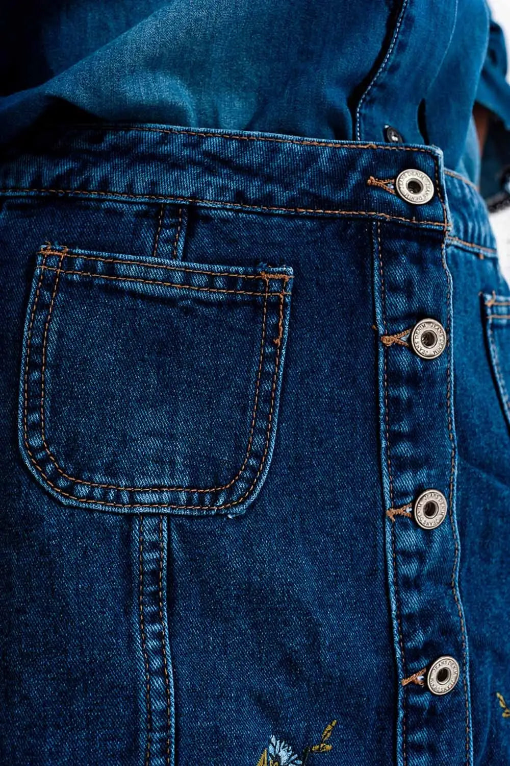 Denim skirt with flower embroidery and front buttons - Skirts