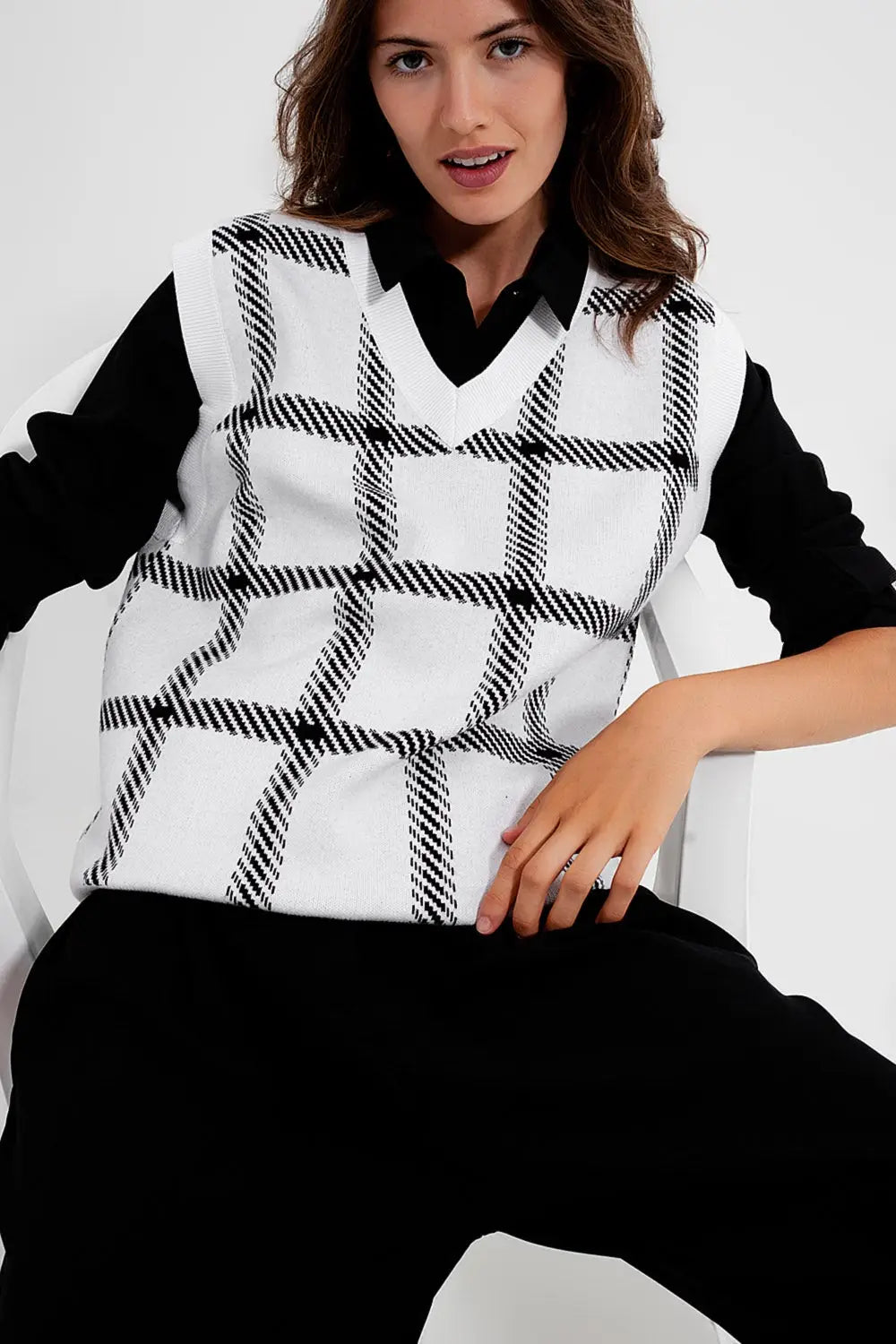 Knitted vest with big crosshatches - Sweaters