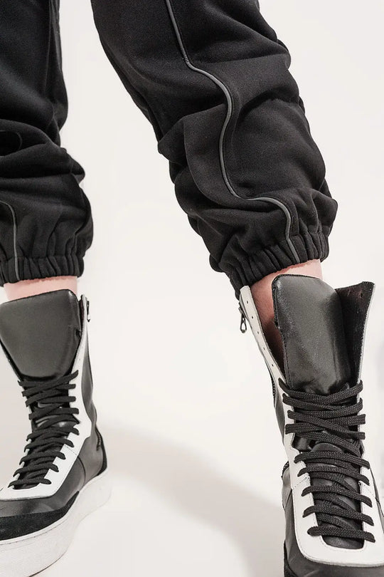 Joggers with drawstring waist and front seam in black - Pants