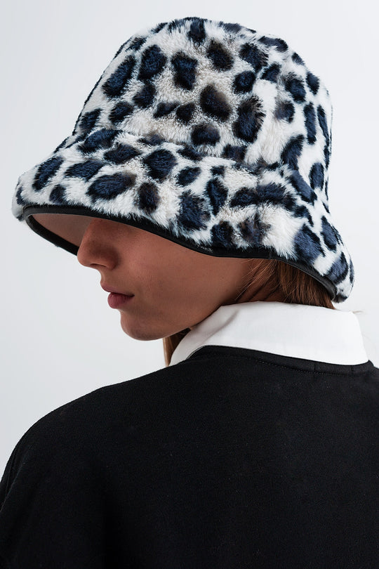 Grey bucket hat in animal print