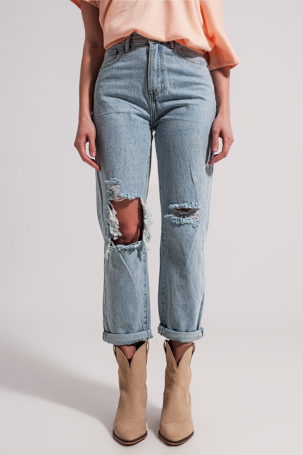 High rise mom jeans in lightwash with rips