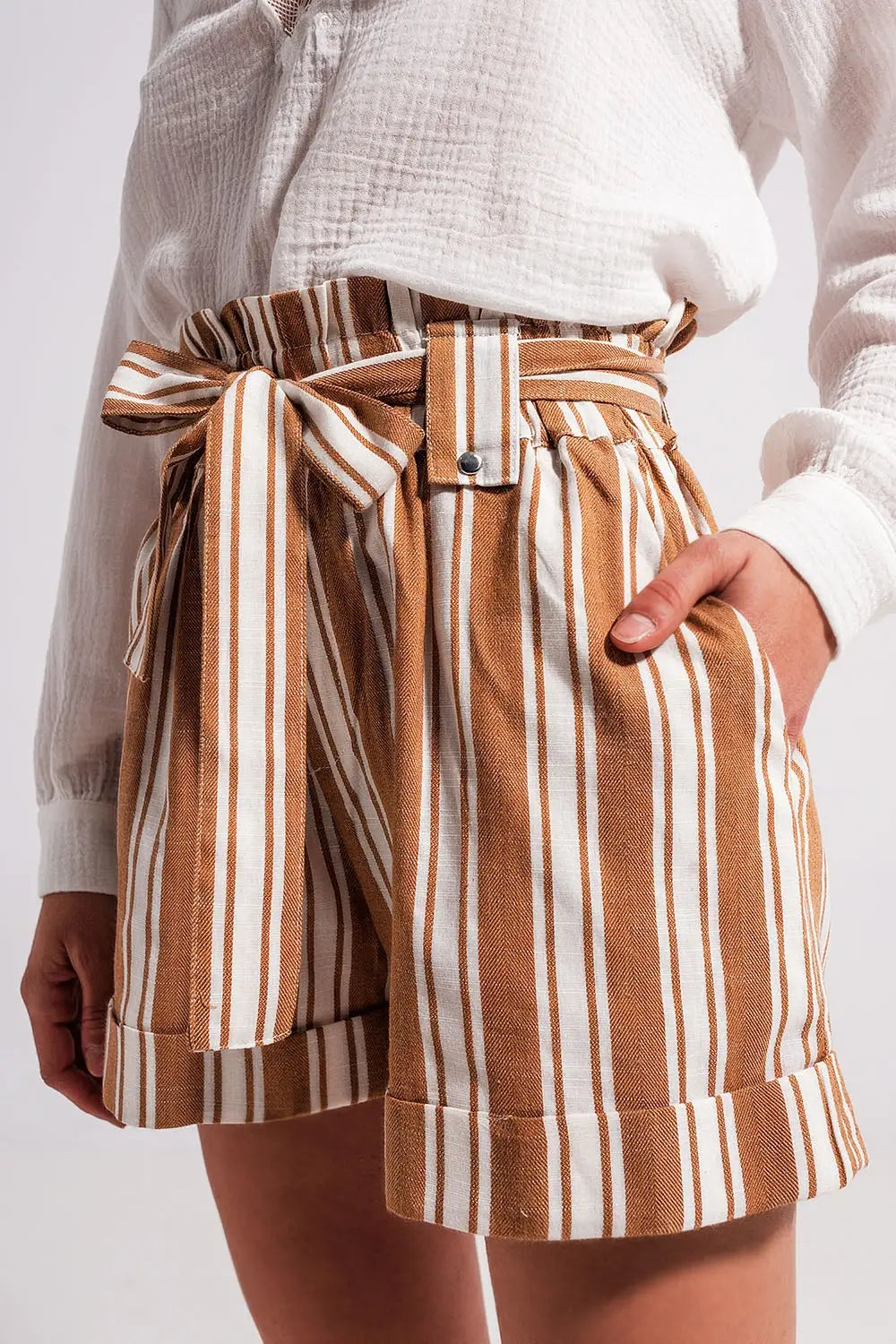 Shorts with paperbag waist in beige - Pants