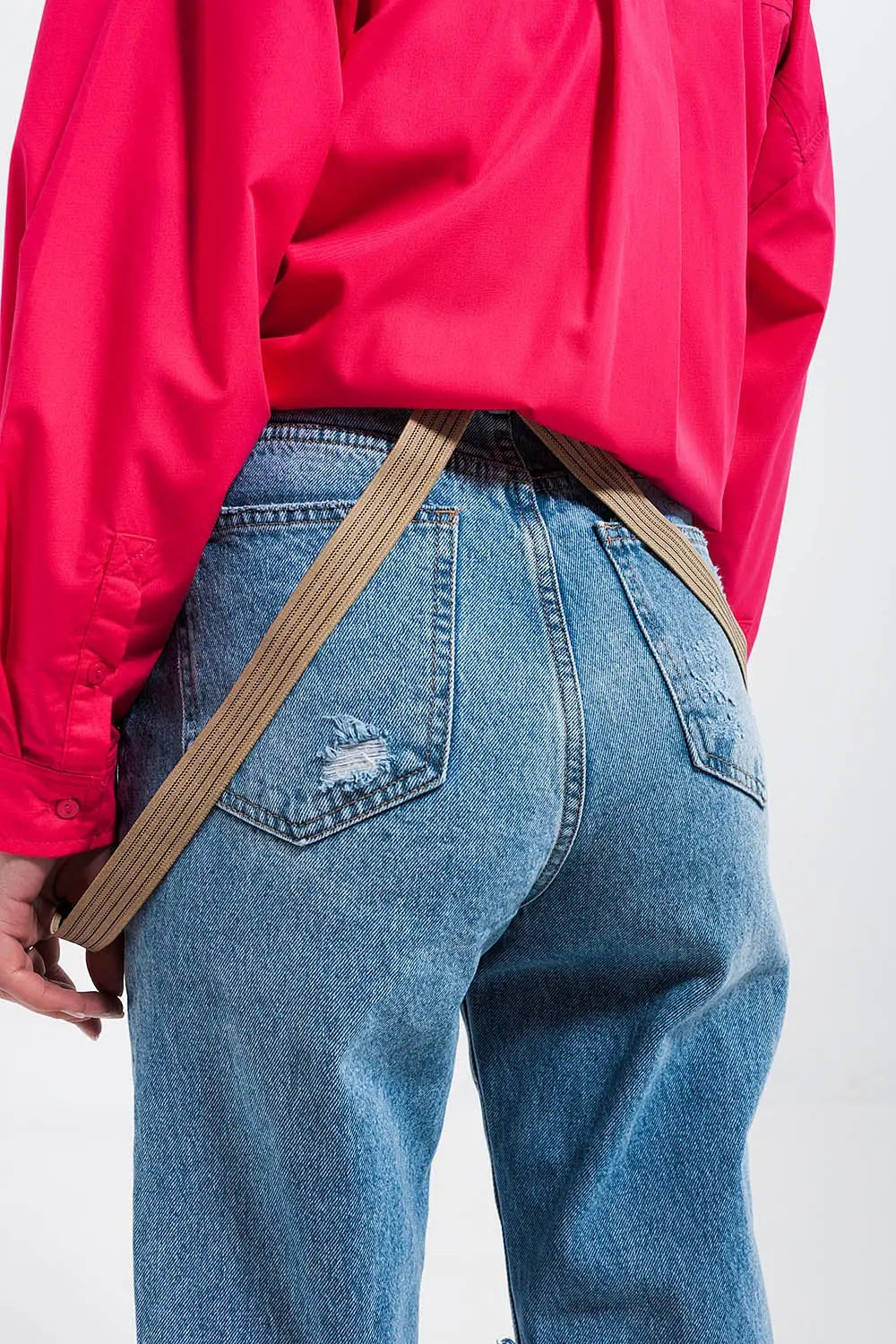 Knee rip jeans in light wash blue