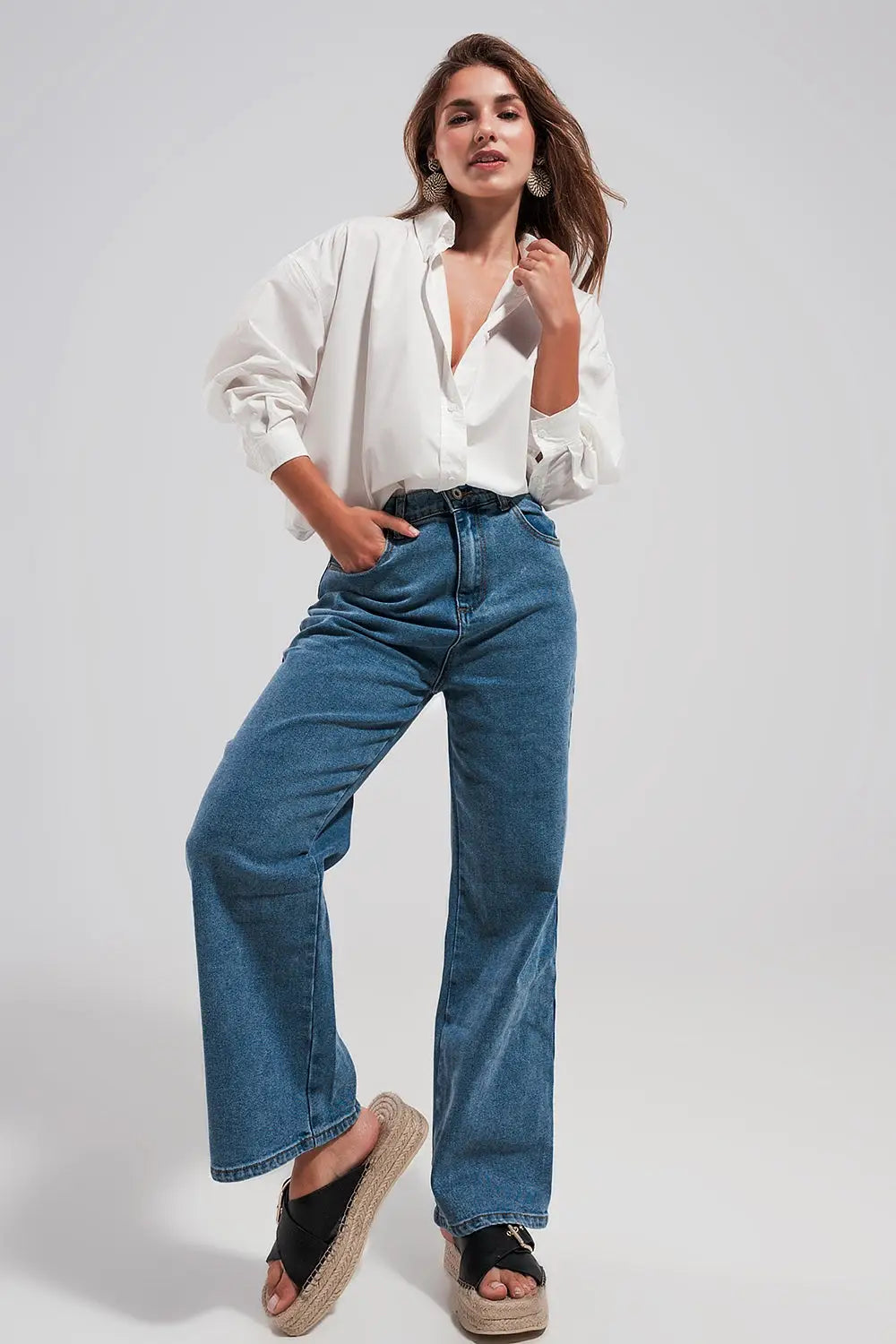 Straight jean in mid blue