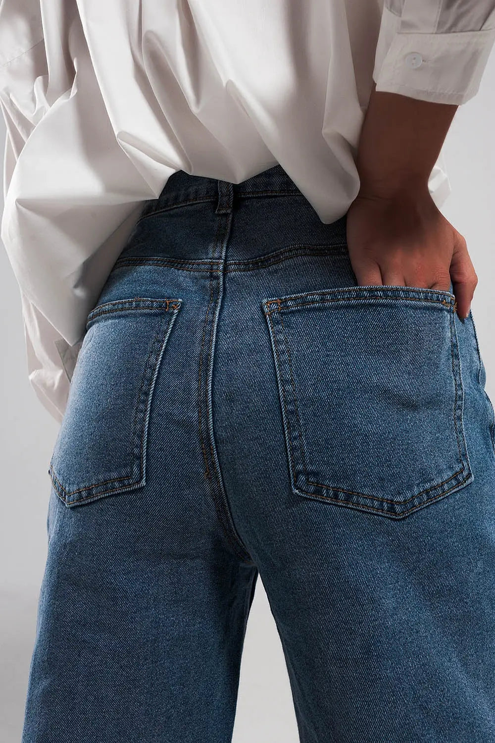 Straight jean in mid blue