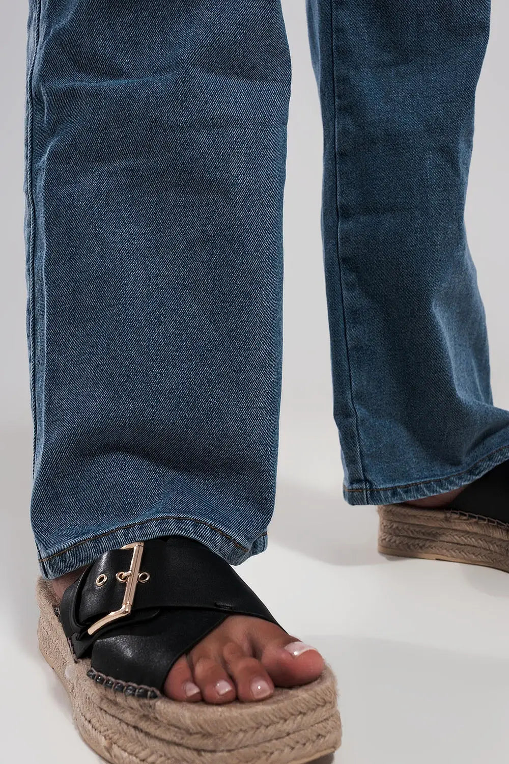 Straight jean in mid blue