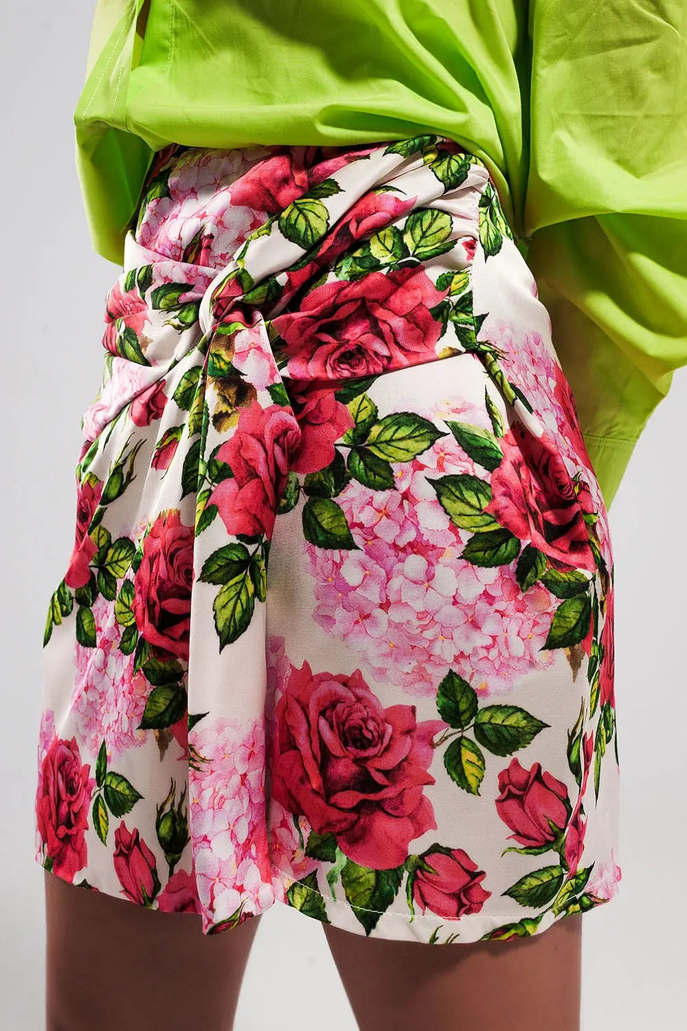 Mini skirt with knot front in rose print - Skirts