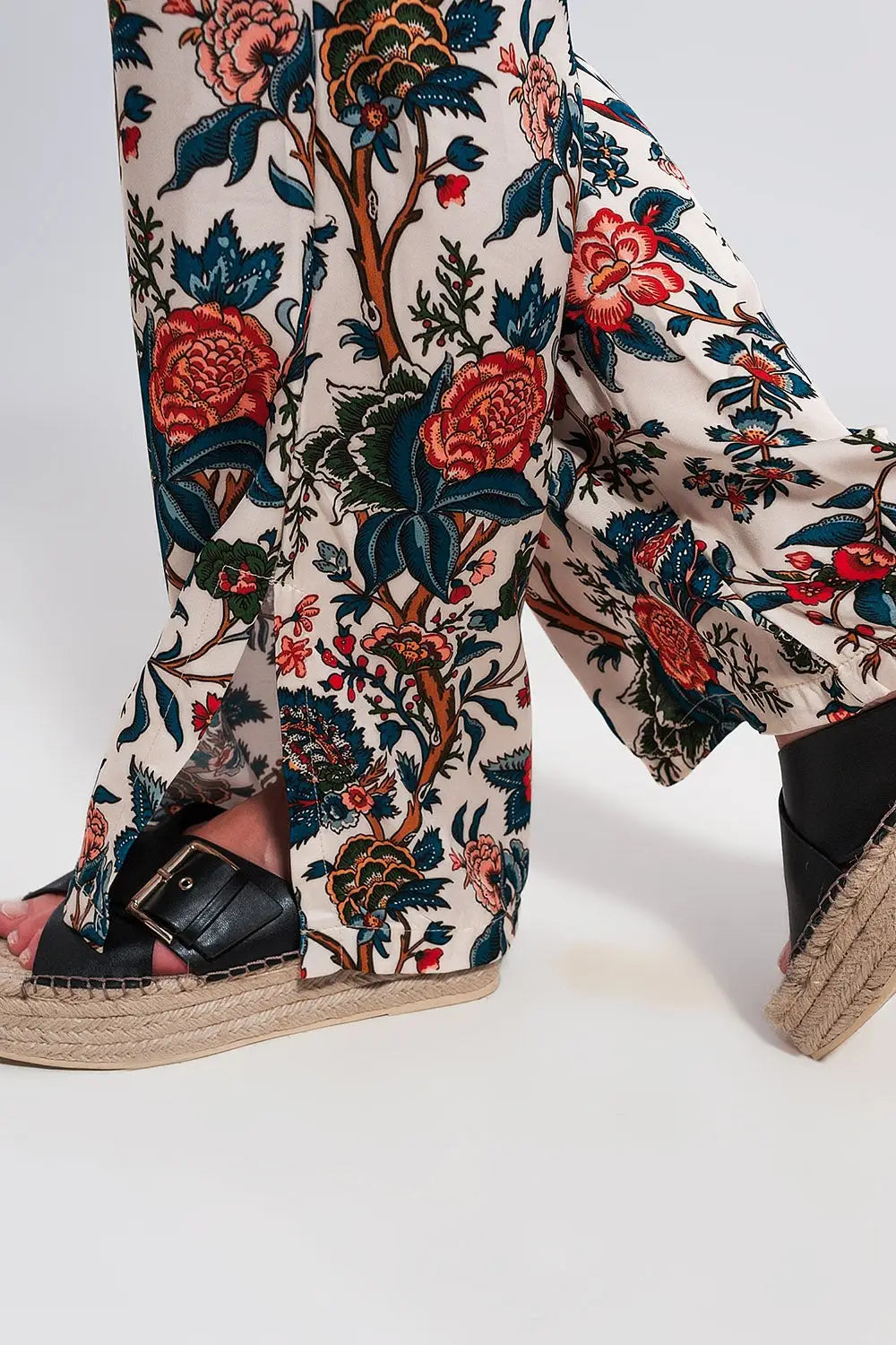 Wide leg pants in beige paisley floral - Pants