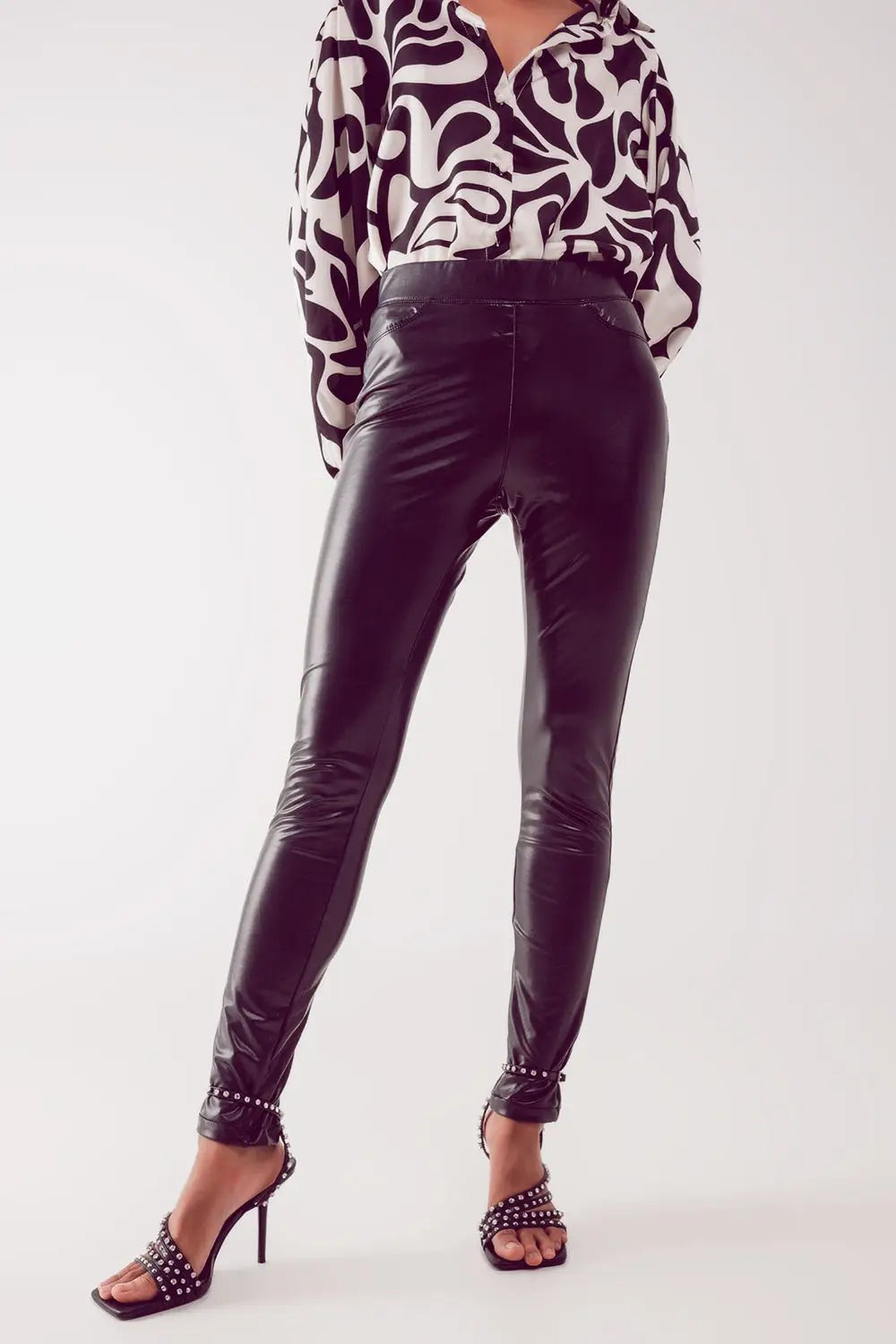Leather look leggings in black - Pants