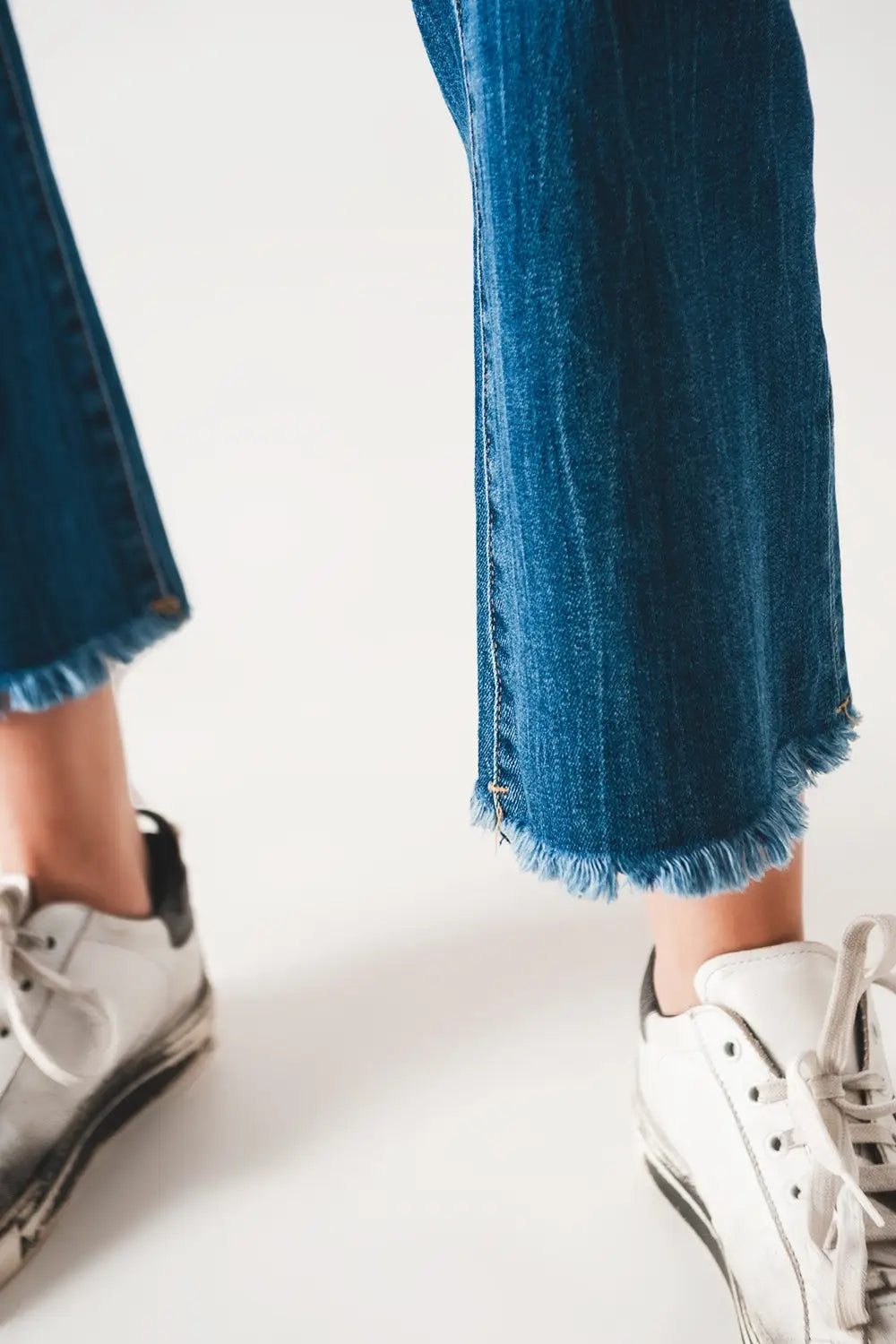 Flared jeans with raw edge in mid wash