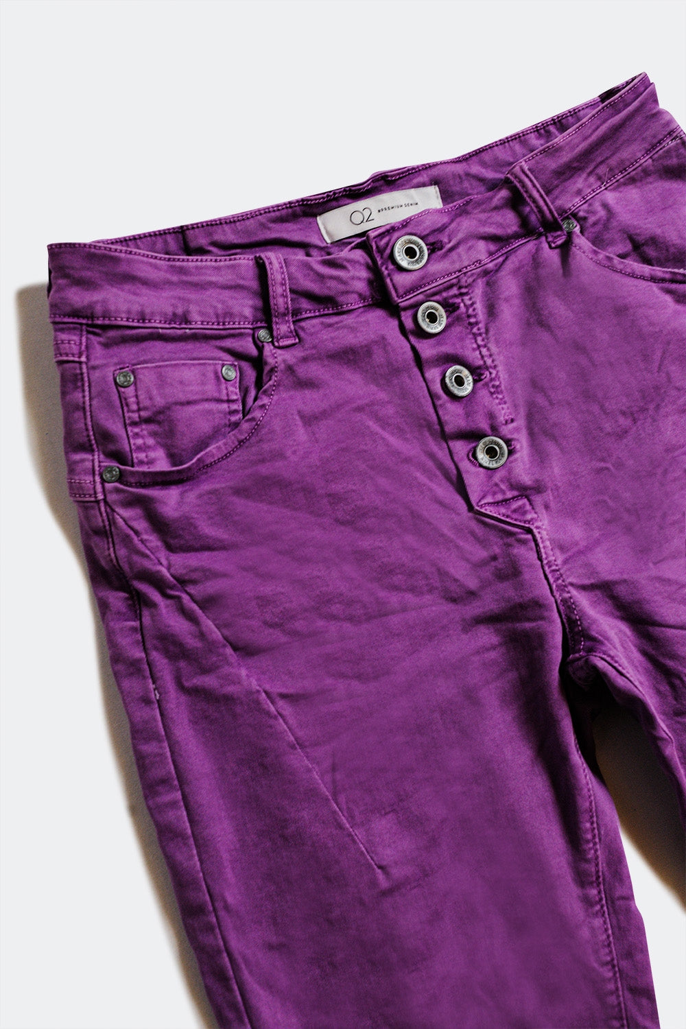 Exposed buttons skinny jeans in purple