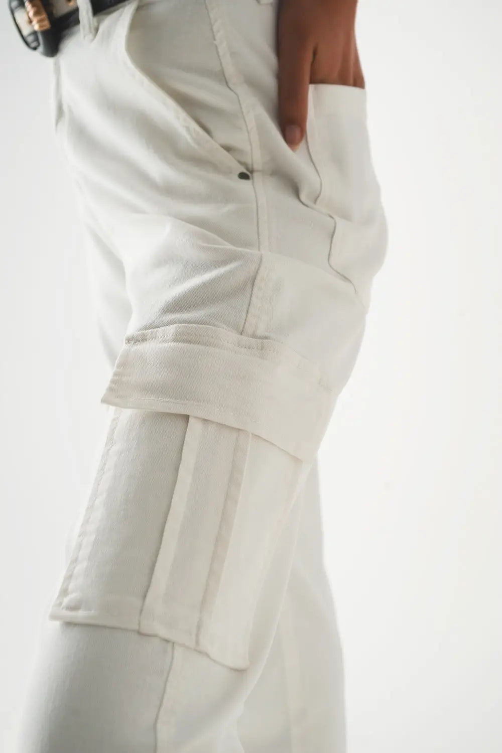 Relaxed cargo pants in white - Colored Jeans