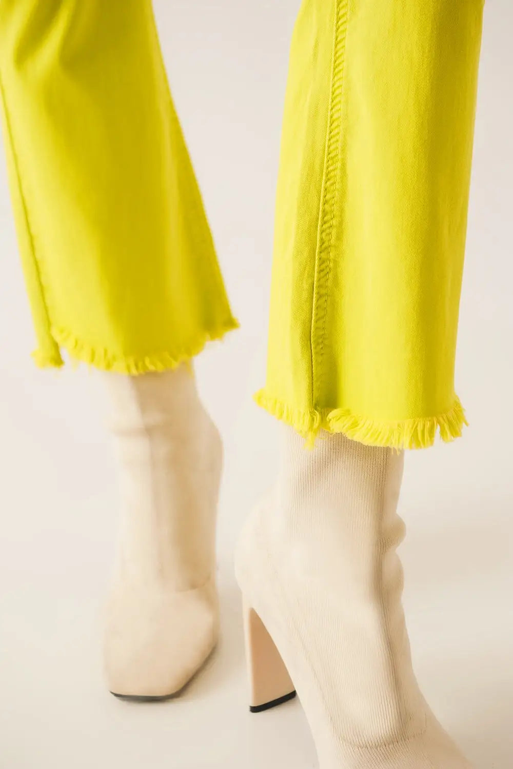 Flare jeans with raw hem edge in yellow - Colored Jeans