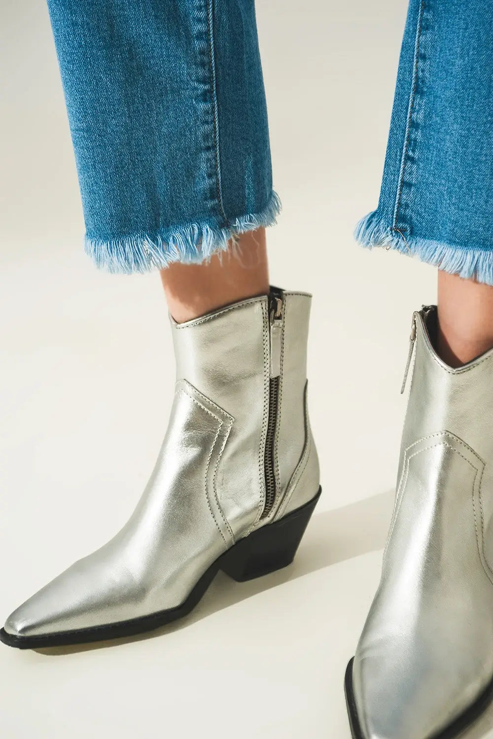 Ripped embellished jeans in lightwash
