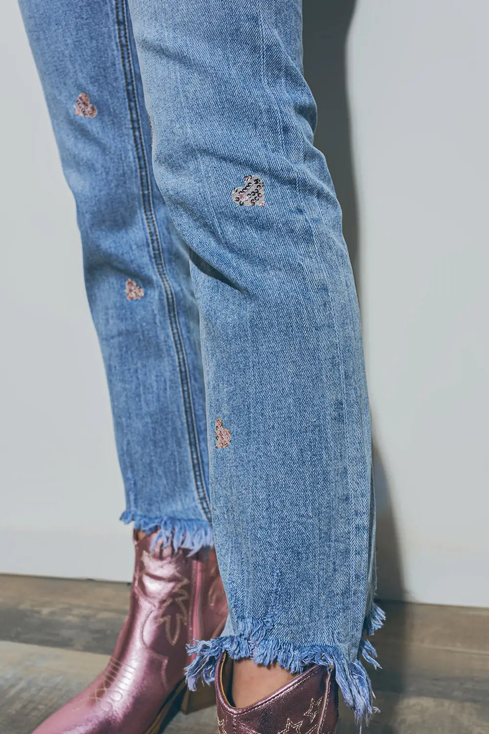 Heart Embellished Jeans with teared hem in Med Wash