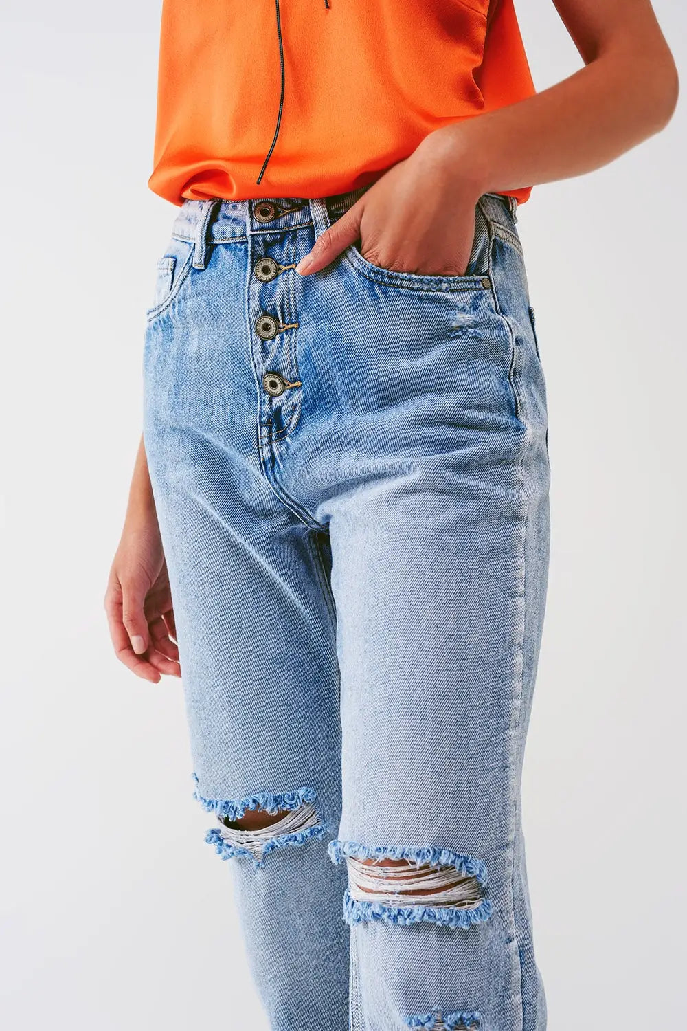 Sraight-leg jeans with exposed buttons and ripped knees in light wash