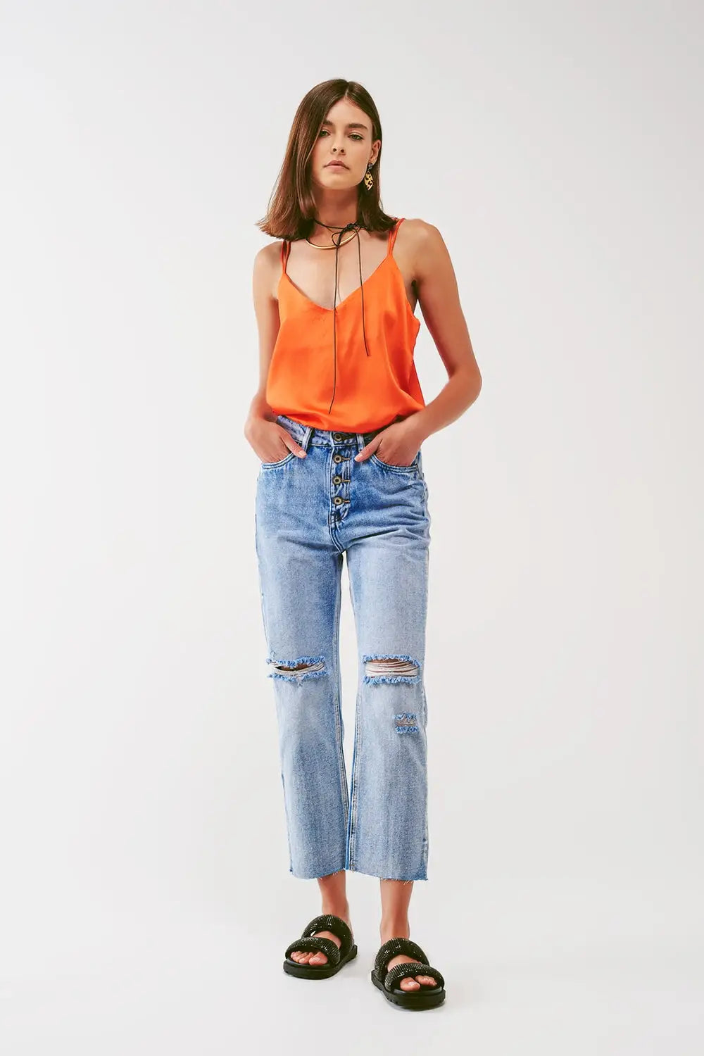 Sraight-leg jeans with exposed buttons and ripped knees in light wash