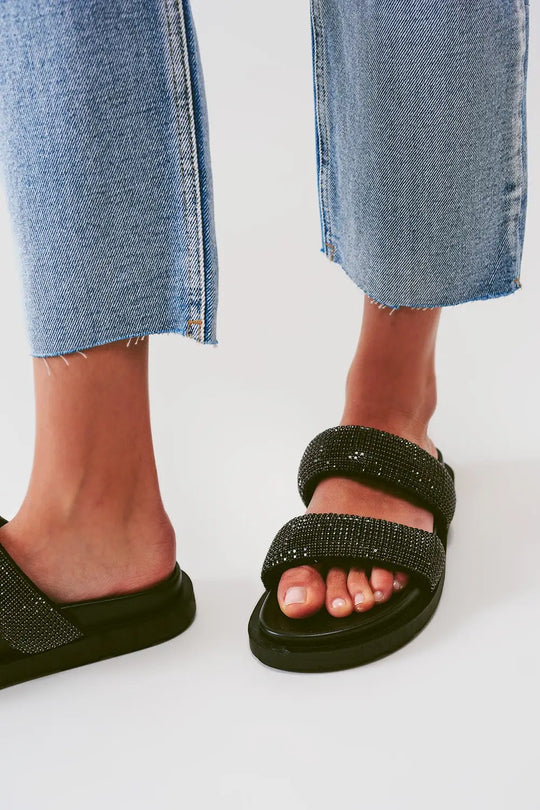 Sraight-leg jeans with exposed buttons and ripped knees in light wash