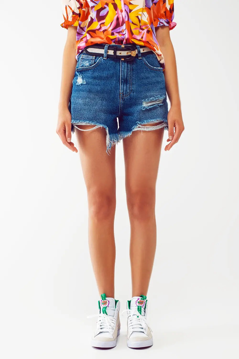 Short Distressed Jeans in mid Wash