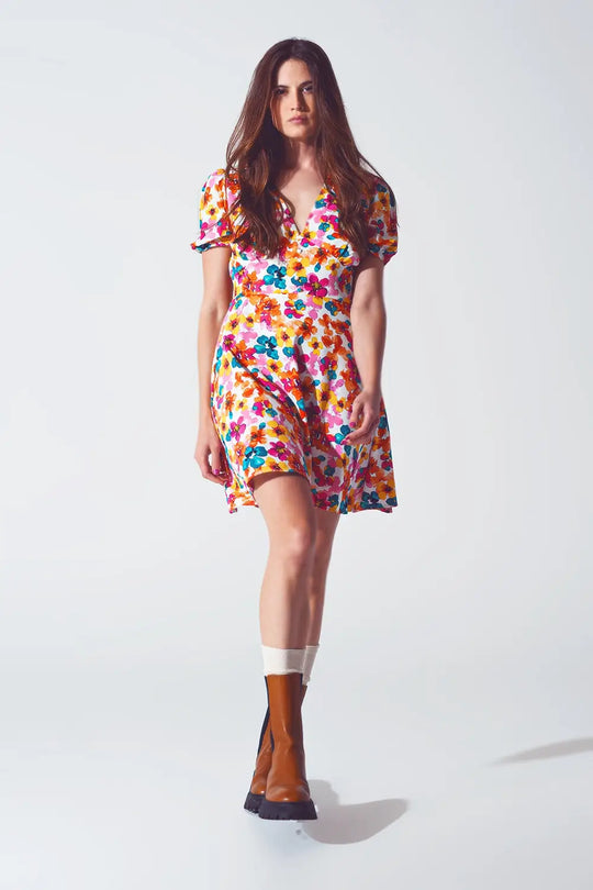 Short dress with cinched waist in multicolor floral print - Dresses