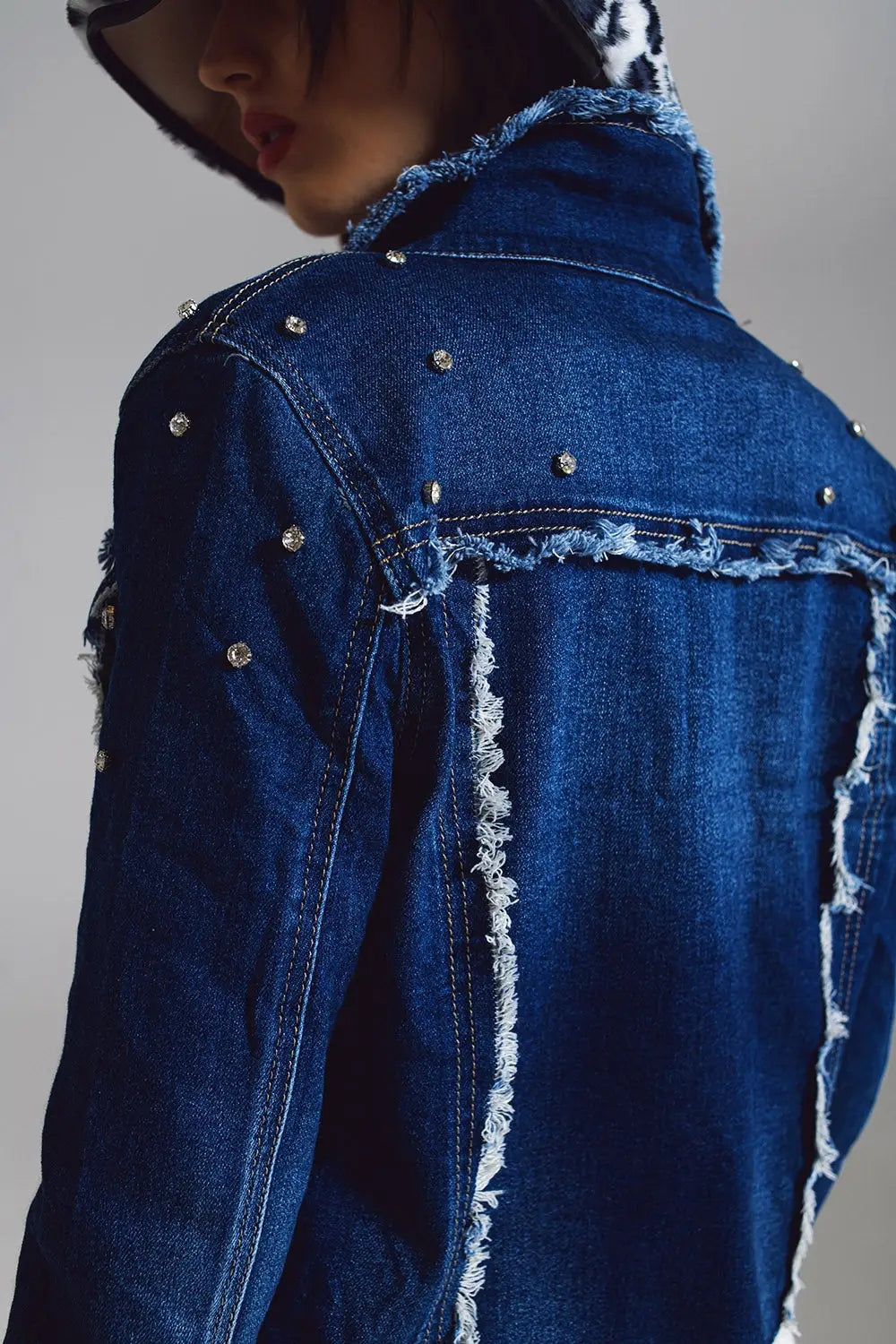 Denim jacket with frayed and embroidered details in Midwash - Jackets