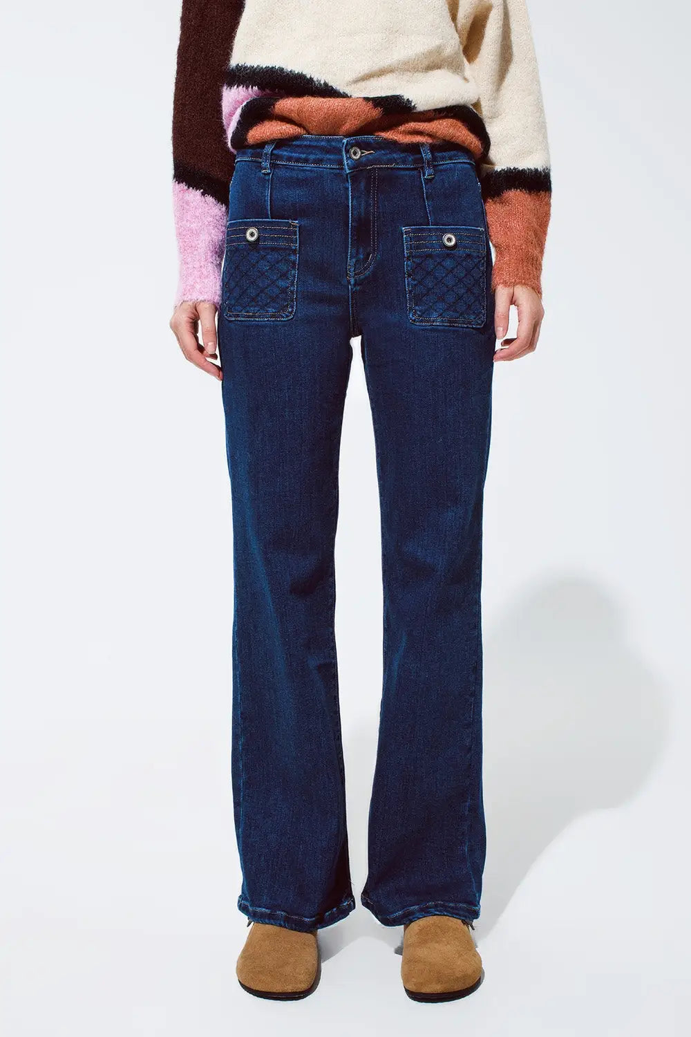 Blue jeans with buttoned pocket details in dark wash