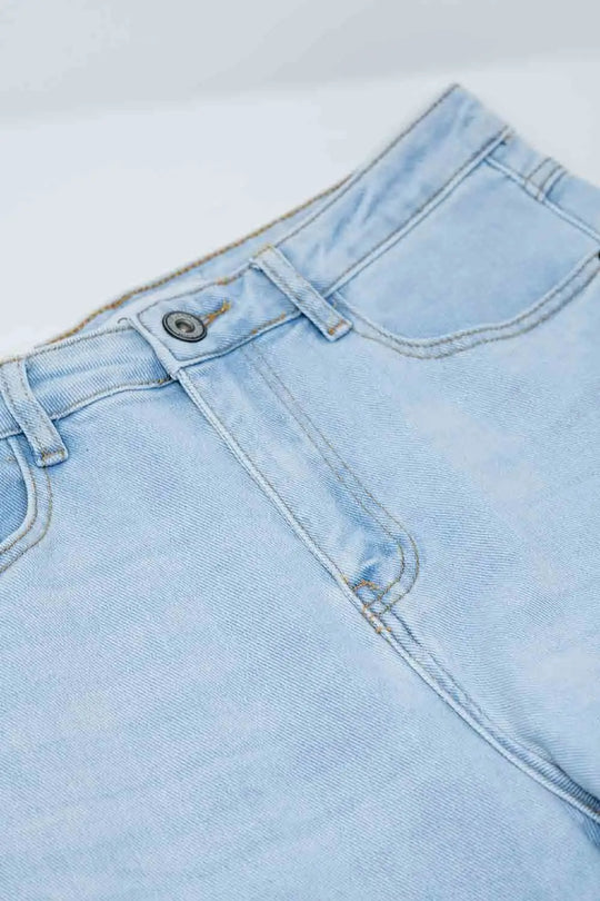 Straight light blue jean with hem and five pockets
