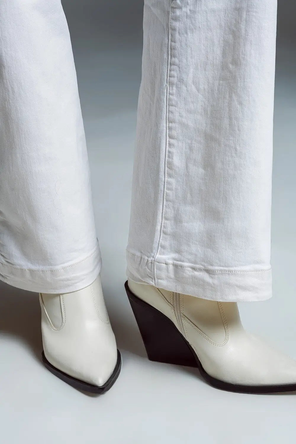 high waisted front pockets flare jeans in white - Colored Jeans