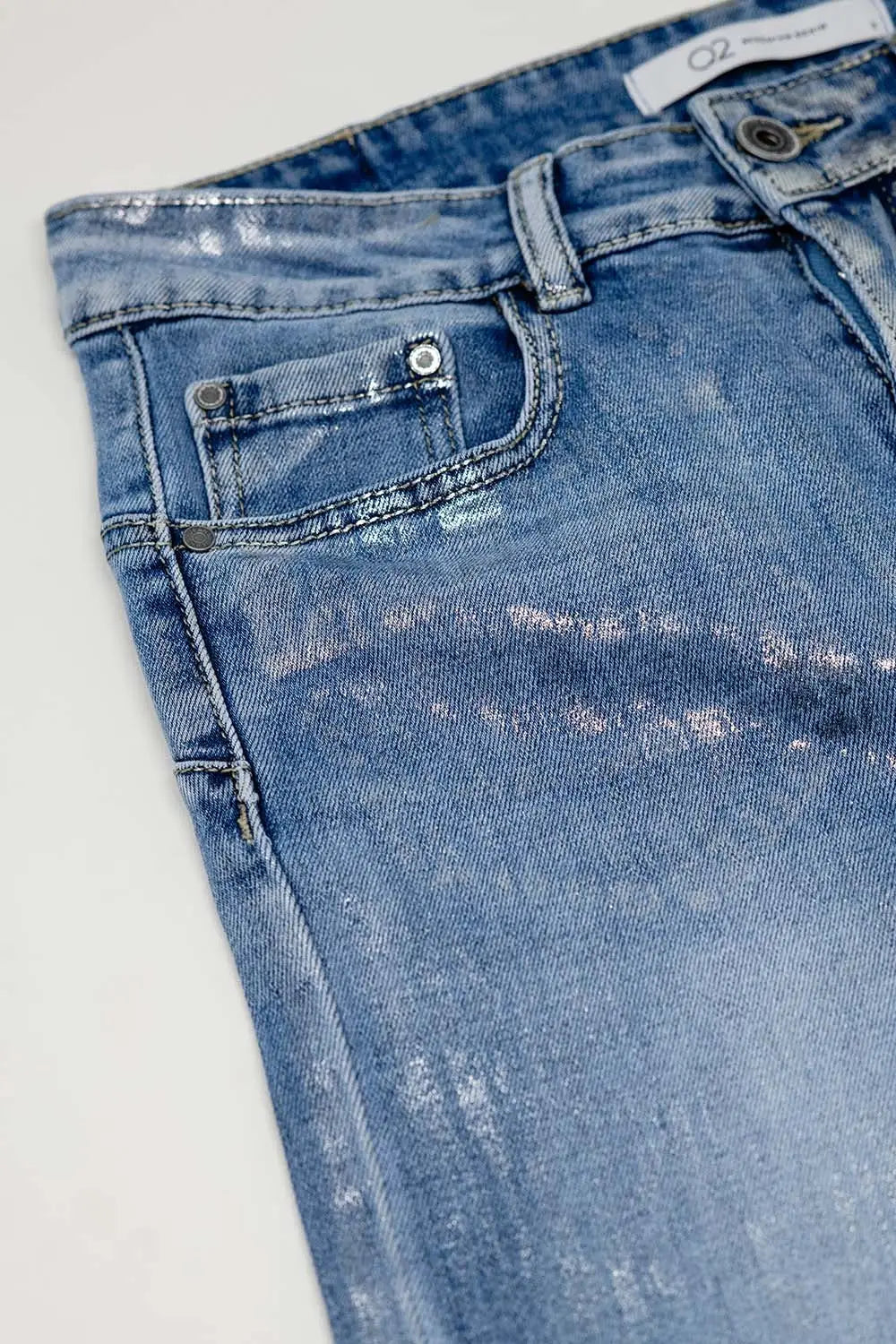 High-waisted jeans with five pockets with silver powder-coated effect