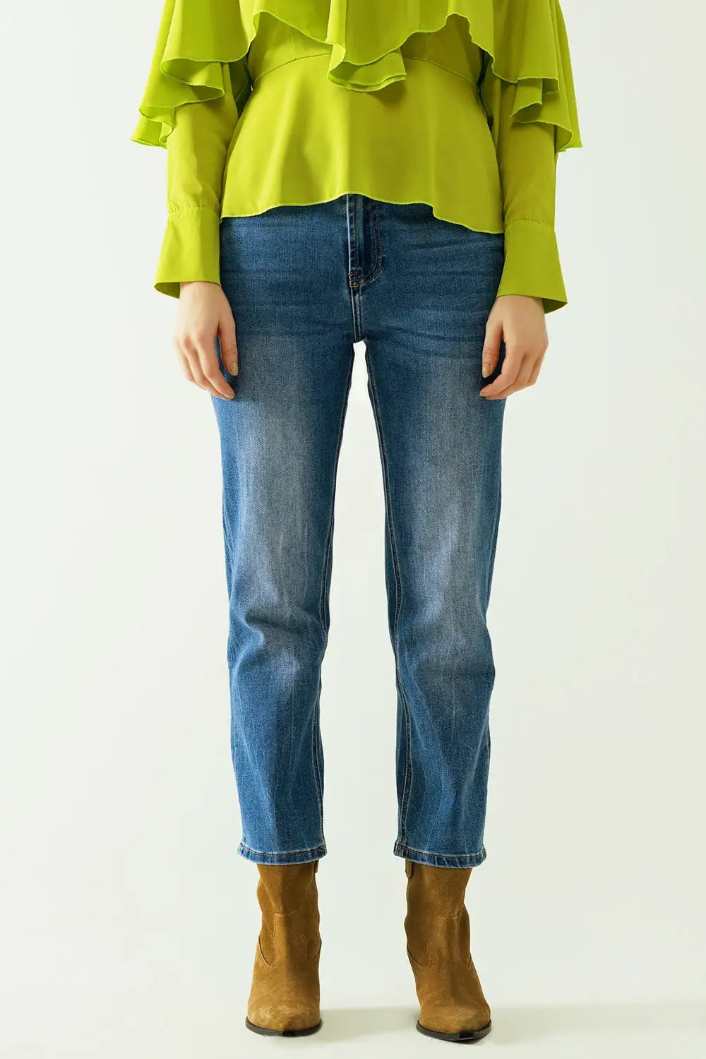 Basic straight jeans with five pockets and frontal metalic button closure