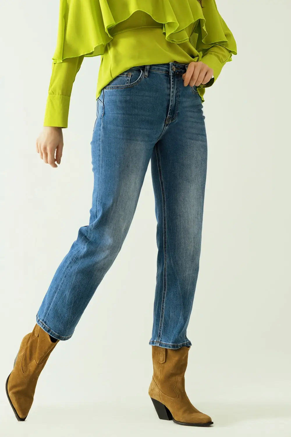Basic straight jeans with five pockets and frontal metalic button closure
