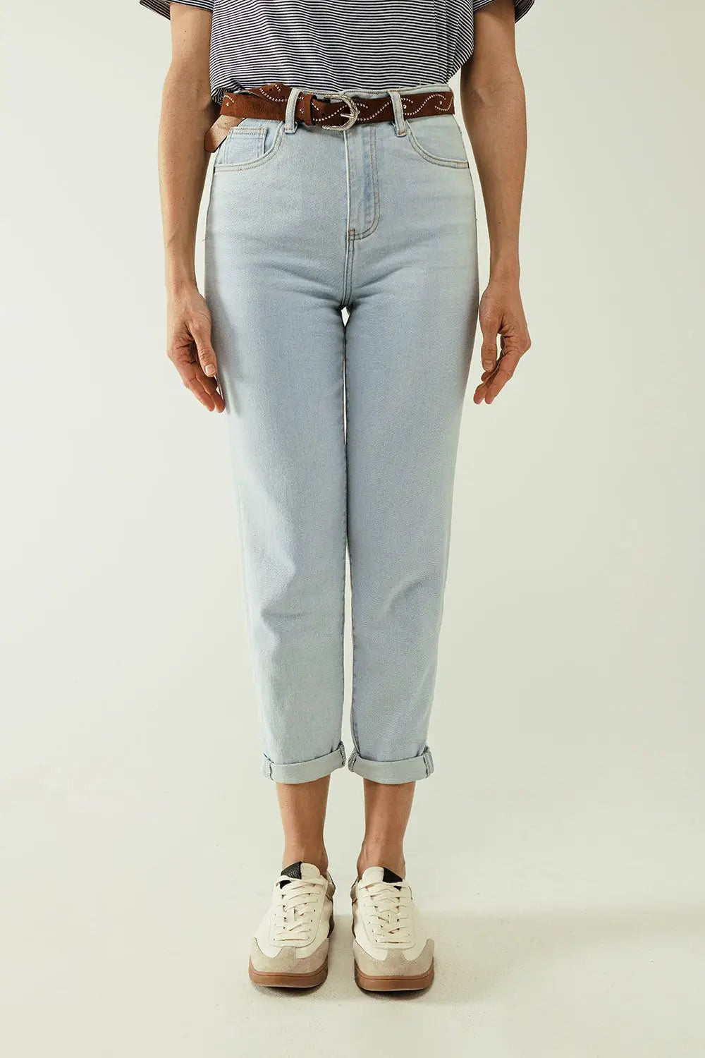 Straight light blue jean with hem and five pockets