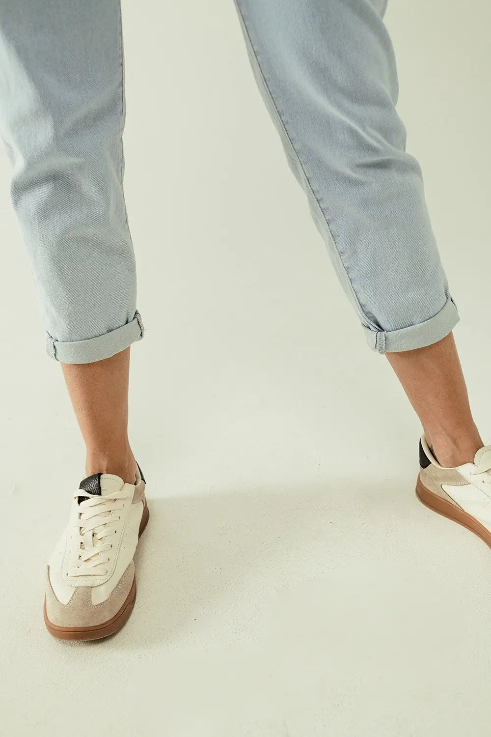 Straight light blue jean with hem and five pockets