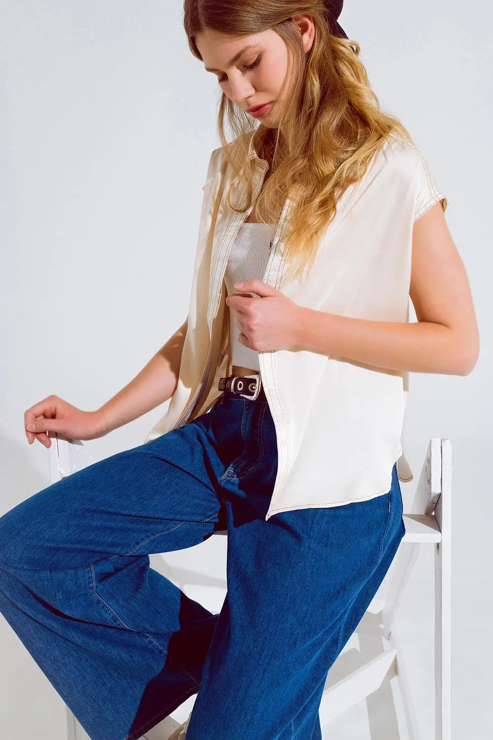 Sleeveless Blouse with pollo collar in beige - Shirts