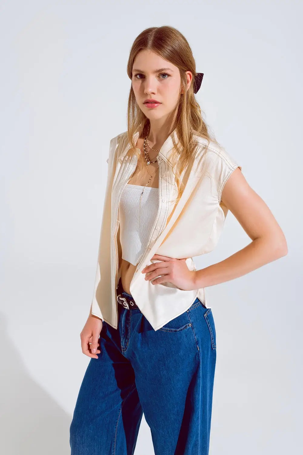 Sleeveless Blouse with pollo collar in beige - Shirts