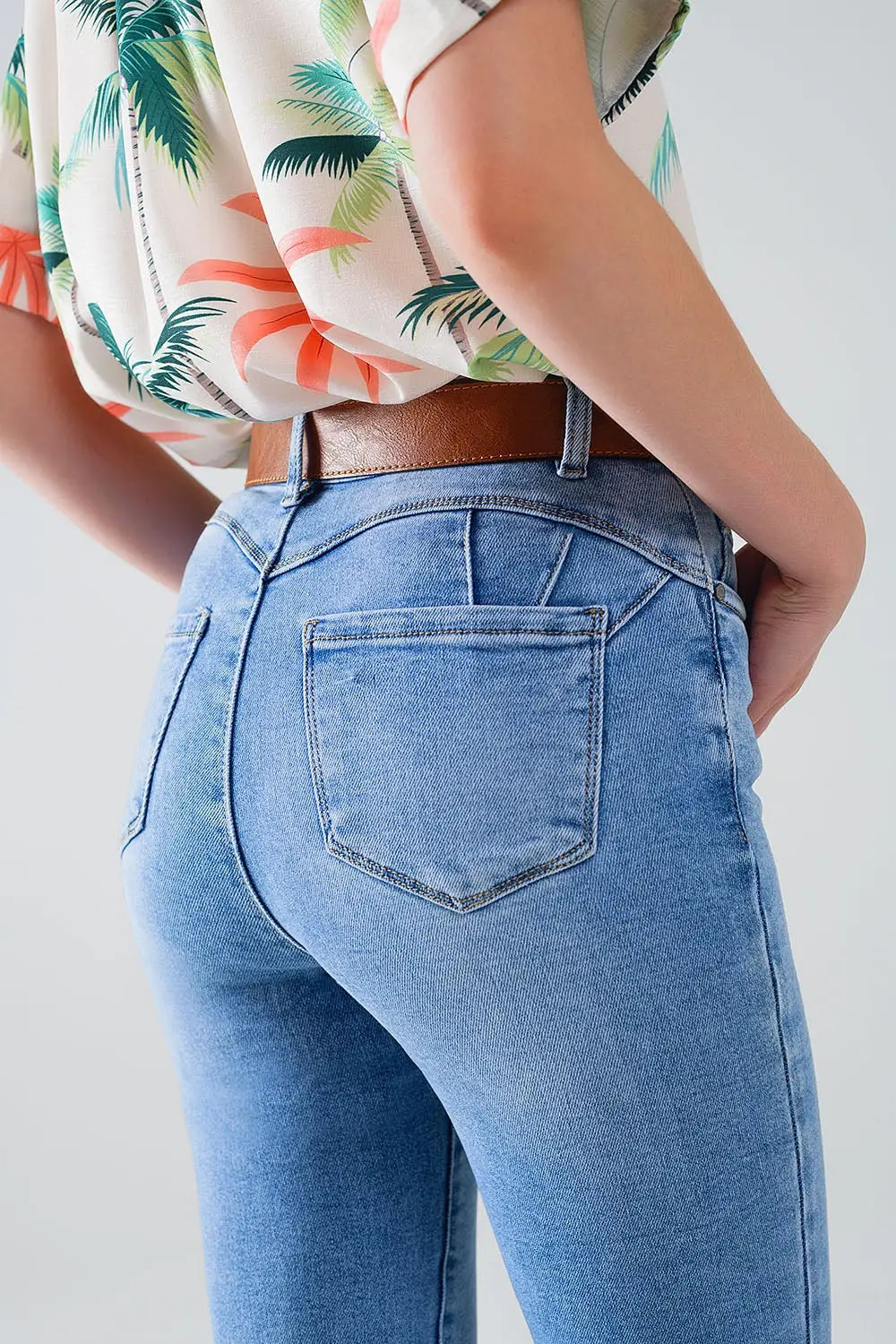 Regular Waist super Skinny Jeans in Light Wash with 5 pockets