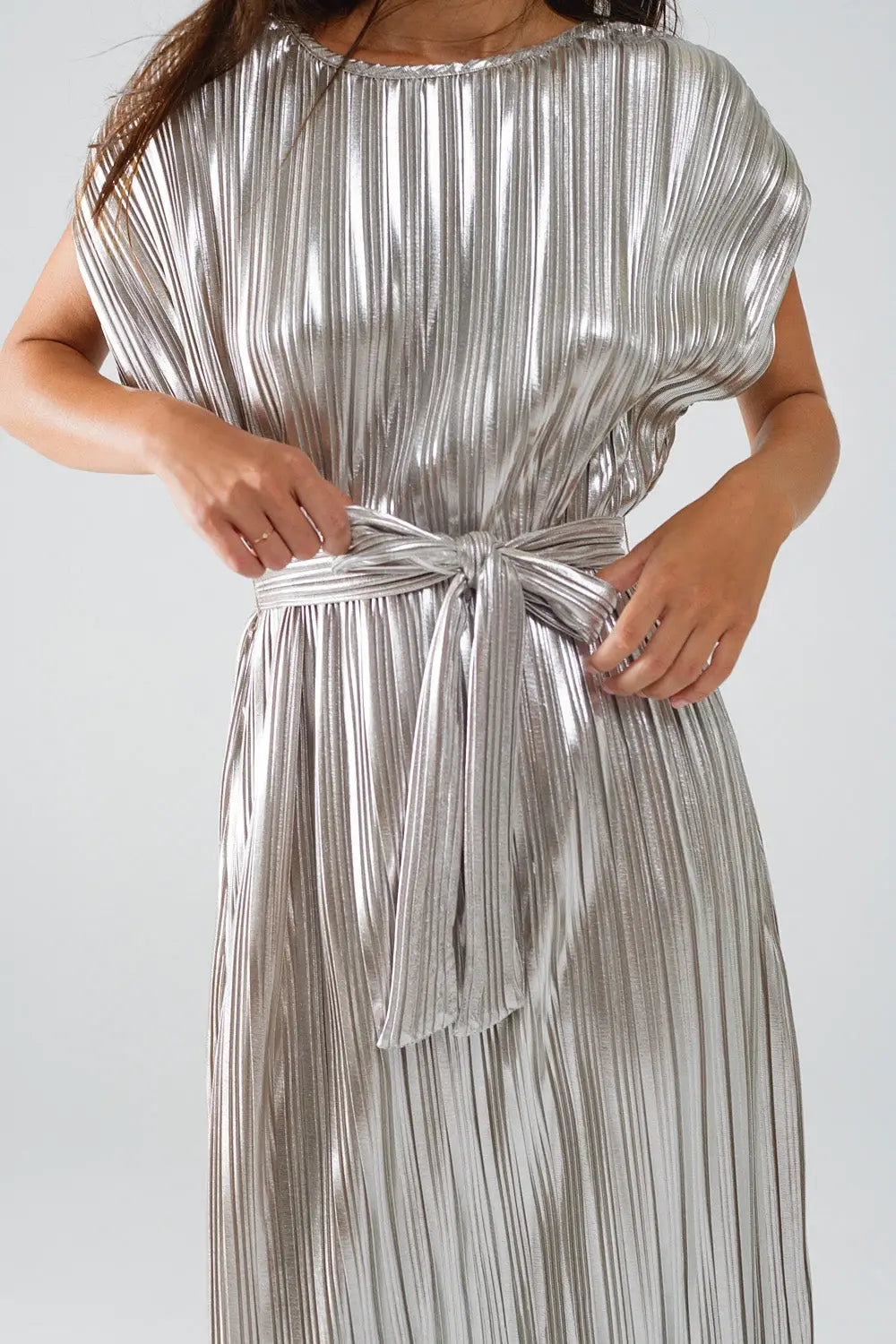 Silver Pleated Dress With Belt And Short Sleeves - Dresses