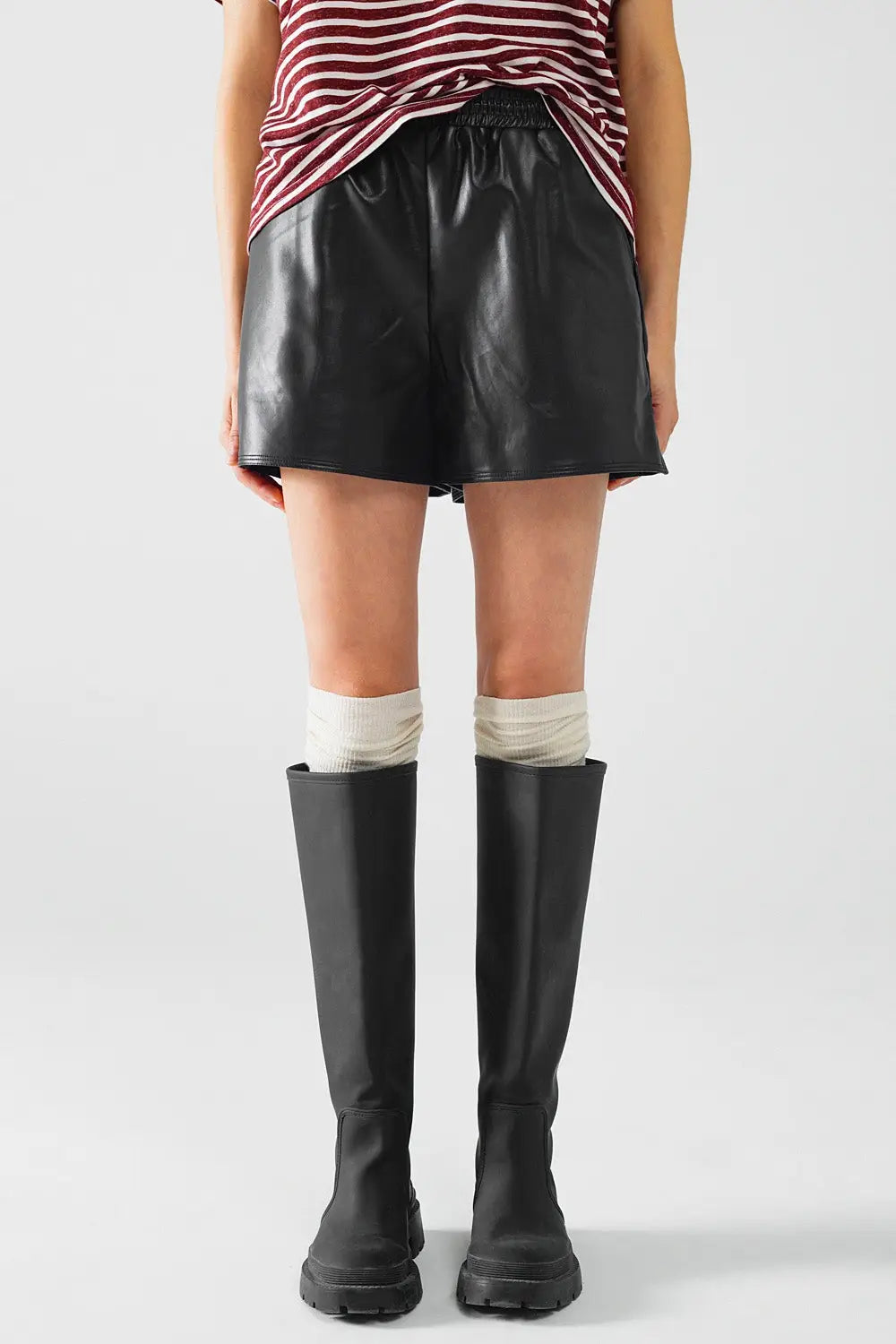 Black faux leather shorts with gathering at the waist with drawstring - Pants