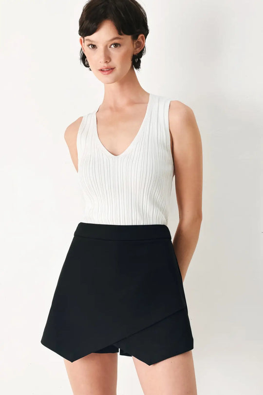 UPTOWN FLIRT WOVEN SKORT - SHORTS
