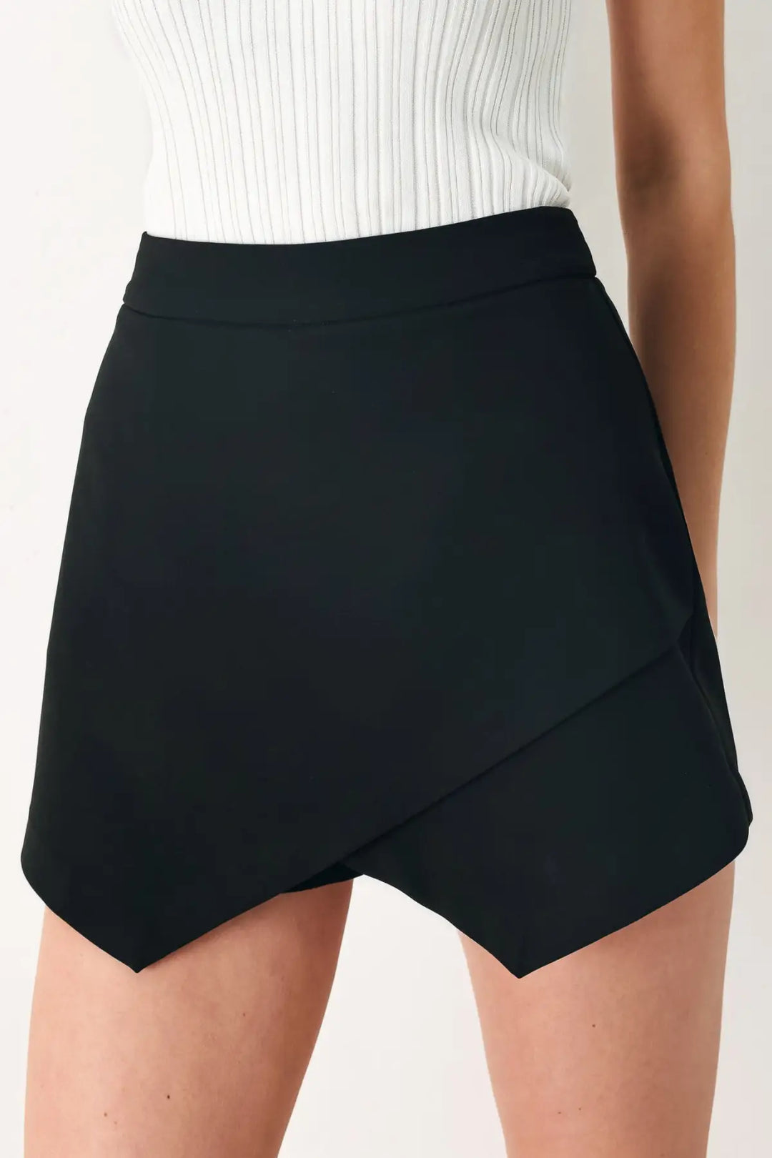 UPTOWN FLIRT WOVEN SKORT - SHORTS