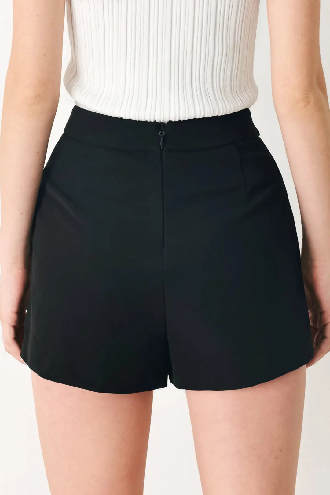 UPTOWN FLIRT WOVEN SKORT - SHORTS