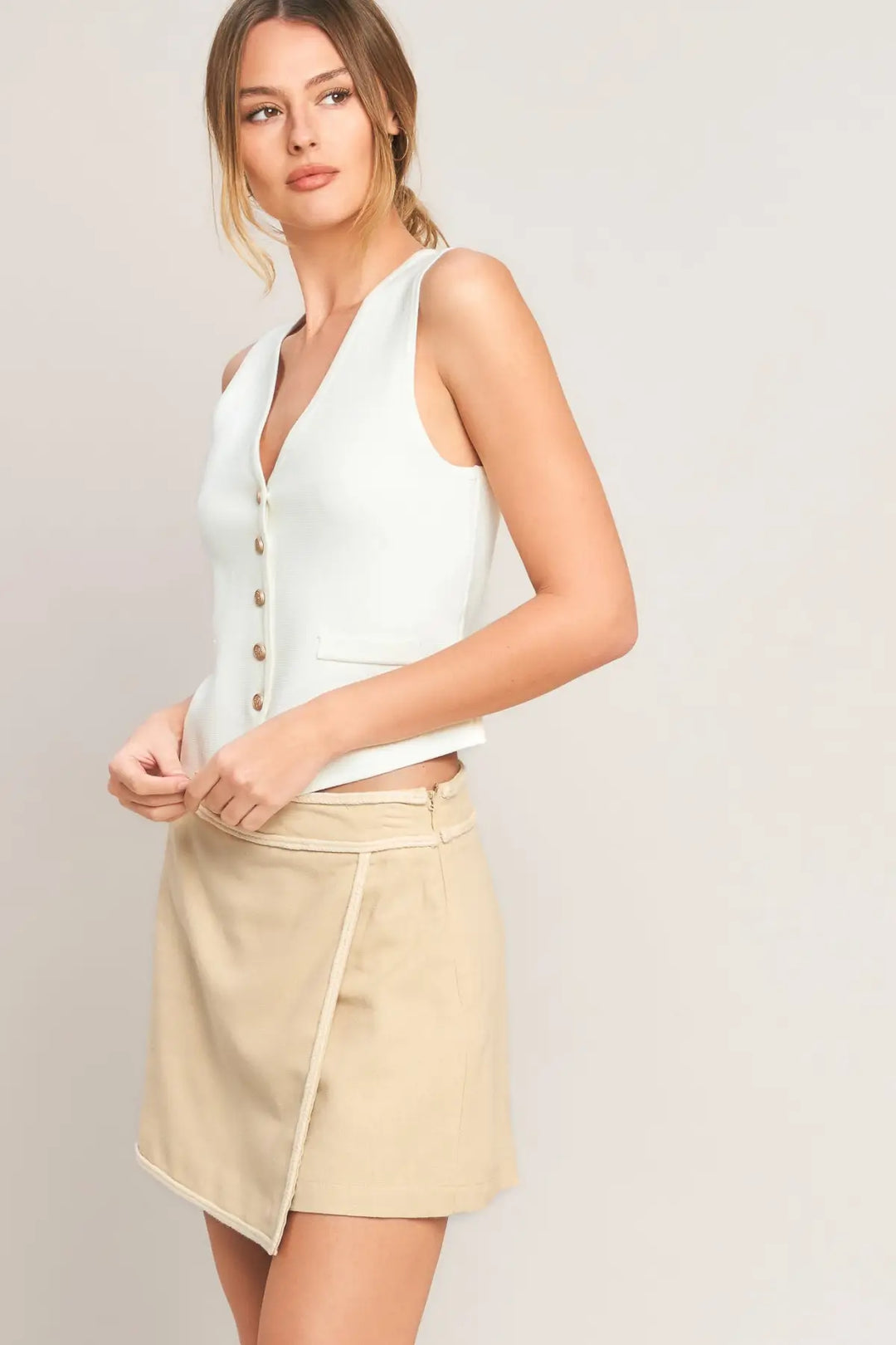 ELEVATED ESSENTIAL WOVEN SKORT - SHORTS
