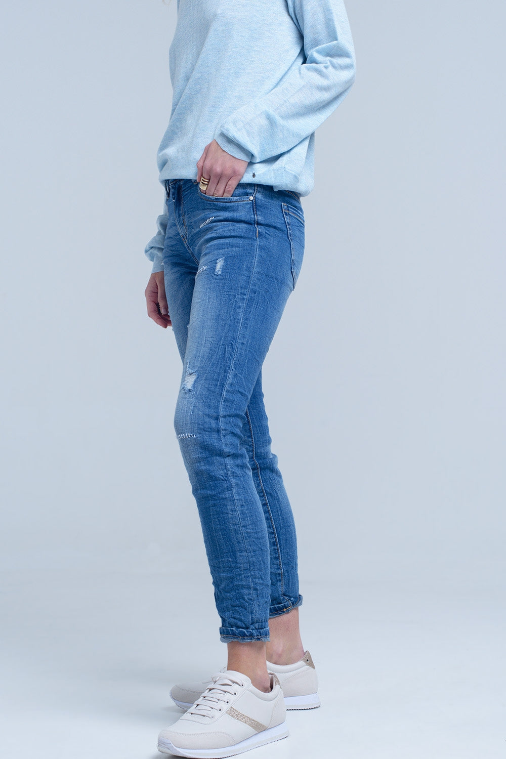 Ankle jeans with rip and repair