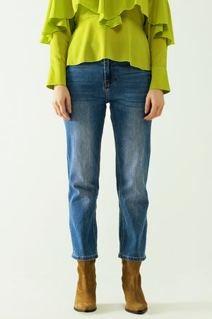 Q2 Basic straight jeans with five pockets and frontal metalic button closure